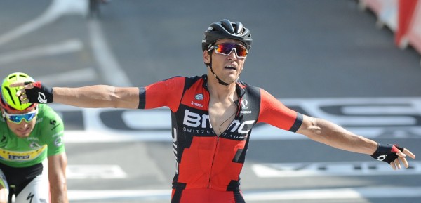 Van Avermaet krijgt zijn armen niet verder omhoog - foto: Sirotti