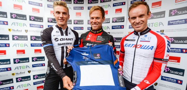 Alexander Kristoff (rechts) presenteert de leiderstrui in 2014 - foto: ASO