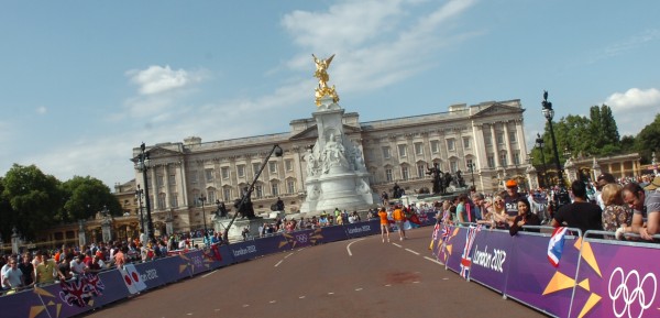 Buckingham Palace, dat aan de kop van de finishstraat ligt - foto: Sirotti