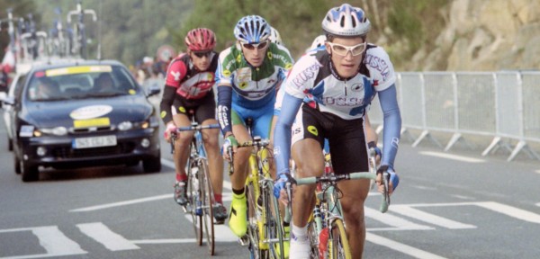 Op kop in de vroege vlucht tijdens het beloften WK van 2000 in Plouay - Foto: Sirotti