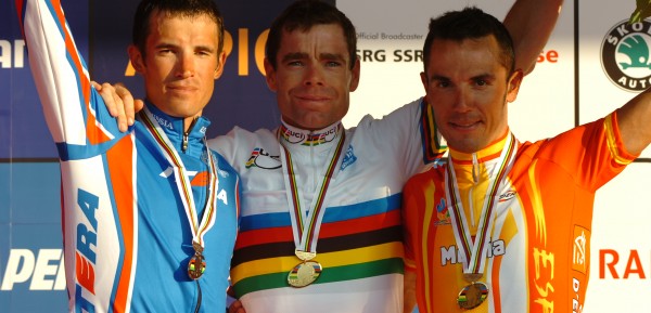 Op het podium na het WK 2010. Kolobnev, Cadel Evans en Joaquim Rodriguez - Foto: Sirotti