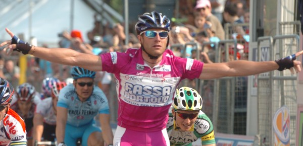 Een van zijn negen ritzeges in de Giro van 2004- Foto: Sirotti