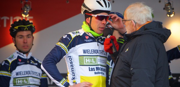 Van Zandbeek in gesprek met speaker Cees Maas - foto: Topcompetitie/Léon van Bon