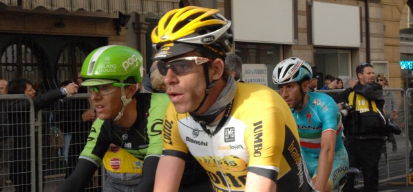 Bram Tankink kneust zijn hand tijdens verkenning Parijs-Roubaix