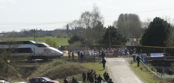 Dichte spoorbomen zorgen voor gevaarlijke situatie in Parijs-Roubaix