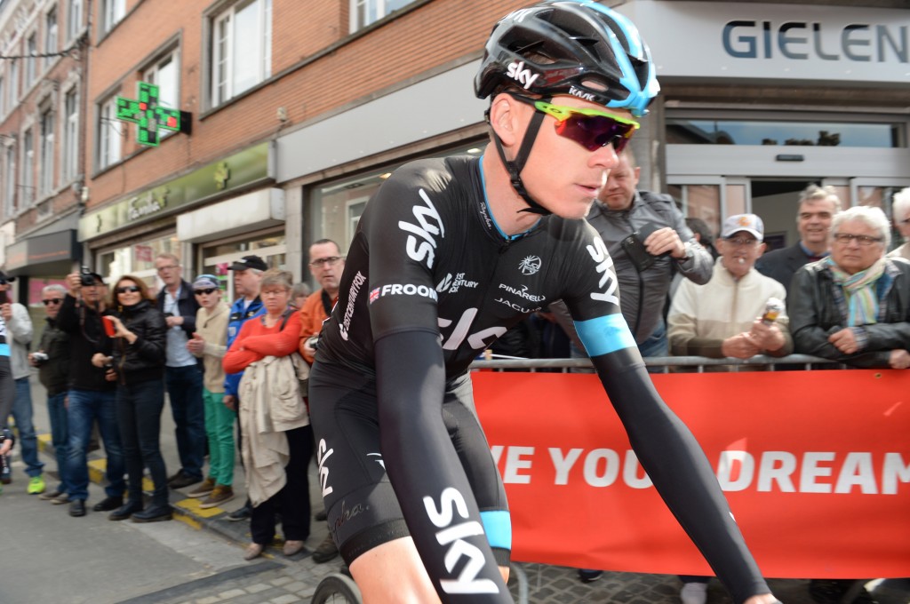 Froome ongedeerd, Poels heeft last van schouder