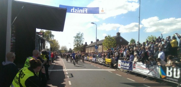 Jeff Vermeulen sprint naar winst in Ronde van Overijssel