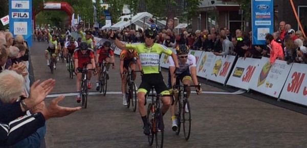 Wim Stroetinga wint etappe 1b in Olympia’s 3M Tour (+ video)