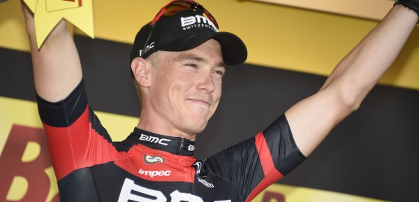 Rohan Dennis boekt derde ritzege voor BMC en neemt leiding over