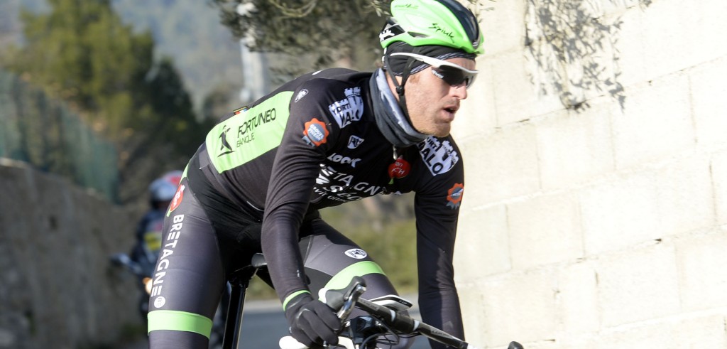 Gérard pakt bloemen in openingsrit Poitou Charentes, Poels vierde