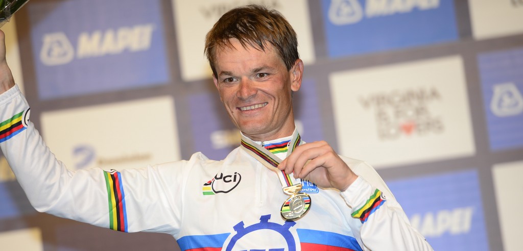 Vasil Kiryienka luistert debuut in regenboogtrui op met zege