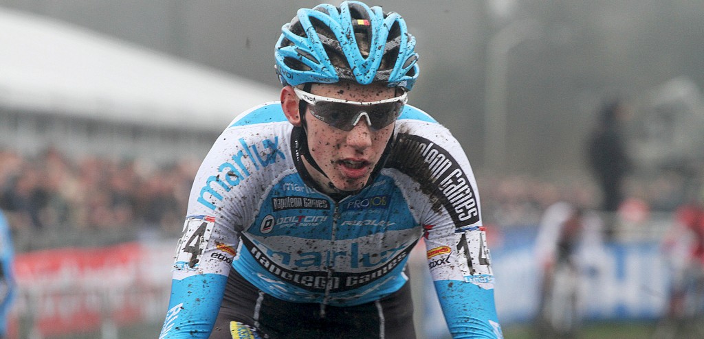 Michael Vanthourenhout is Wout van Aert te snel af in Kruibeke