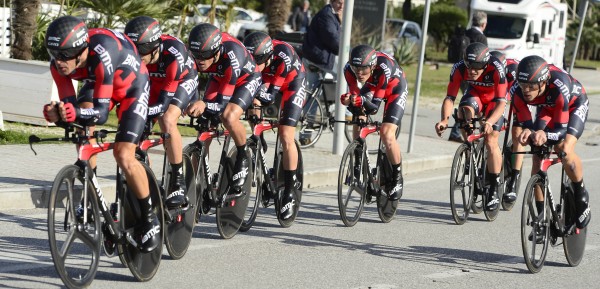 BMC zegeviert in ploegentijdrit Valencia, Senni eerste leider