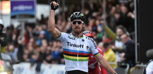 Peter Sagan juicht in Ardooie, Danny van Poppel tweede