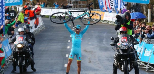 Rosa soleert naar ritzege, Kelderman verliest geel aan Henao