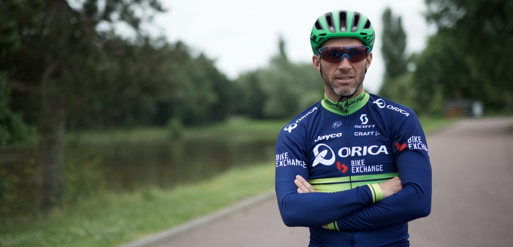 Orica-BikeExchange presenteert donkerblauw tenue met groene accenten