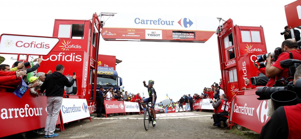 Nairo Quintana oppermachtig op Lagos de Covadonga, Robert Gesink tweede