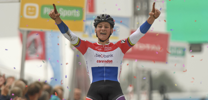 Van der Poel legt Van Aert aan de ketting in Gavere
