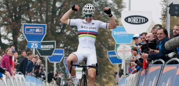 Van Aert soleert in Essen na vroege pech Van der Poel