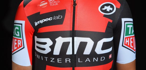 Wielertenues 2017: Tag Heuer prominent op shirt BMC
