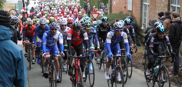 Renners die op voetpad reden in Omloop Het Nieuwsblad mogelijk alsnog beboet