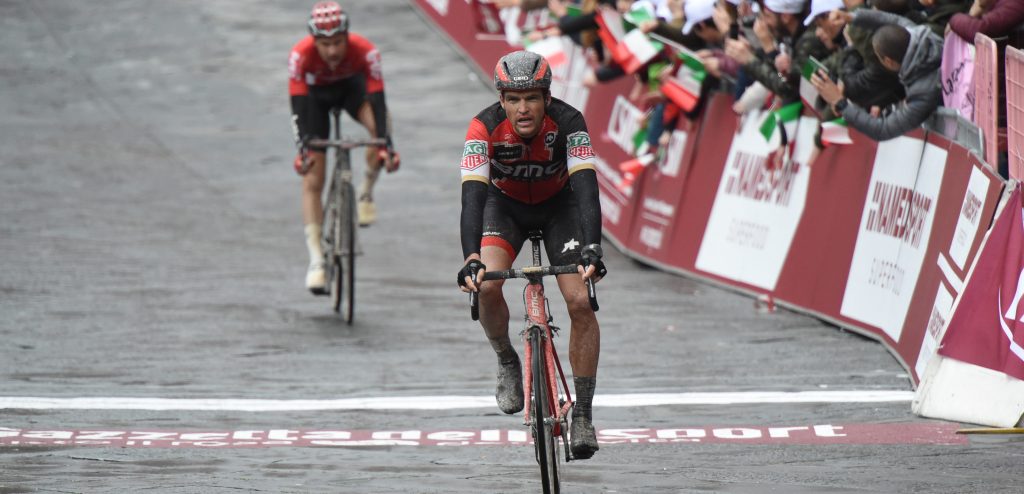 Van Avermaet beklaagt zich over motoren: “Ze waren overal”
