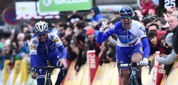 Démare klopt Alaphilippe in Parijs-Nice na waaierkoers, favorieten verliezen tijd