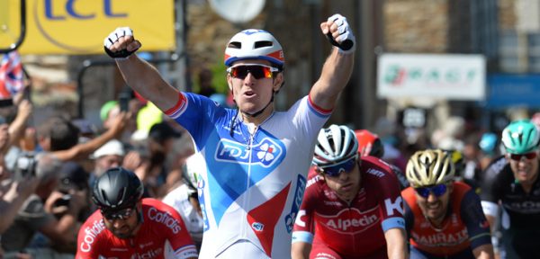 Arnaud Démare wint met overmacht in Critérium du Dauphiné