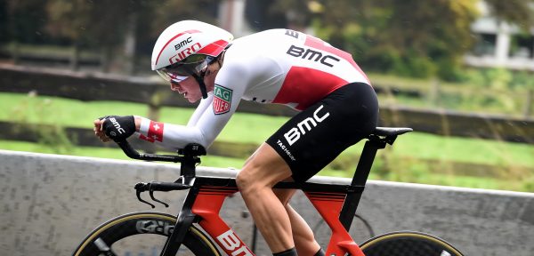 Stefan Küng grijpt de macht in BinckBank Tour na indrukwekkende tijdritzege