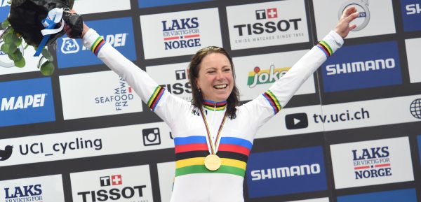 Van Vleuten wint bij debuut in regenboogtrui