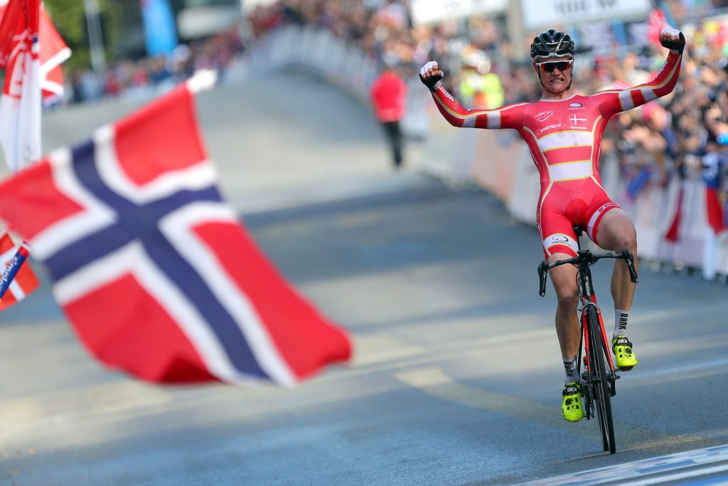 Julius Johansen wint waaierige openingsetappe Olympia’s Tour