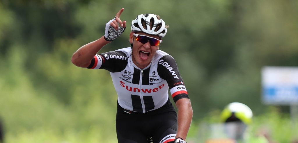 Jarno Mobach zegeviert in slotrit Olympia’s Tour, eindzege Eenkhoorn