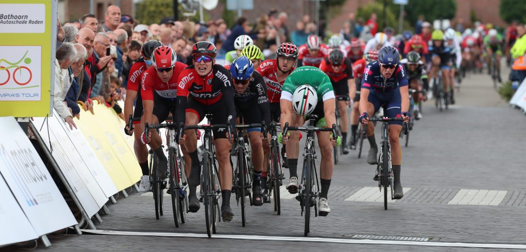 Jasper Philipsen sprint naar zege in Olympia’s Tour, Eenkhoorn blijft leider