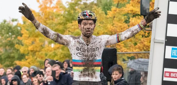 Van Aert zet concurrentie op meer dan een minuut in Namen