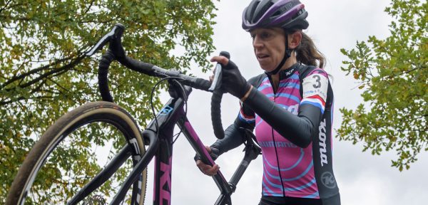 Helen Wyman zegeviert in Koppenbergcross