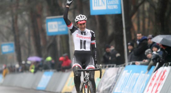 IJzersterke Lucinda Brand onbedreigd naar winst NK Veldrijden