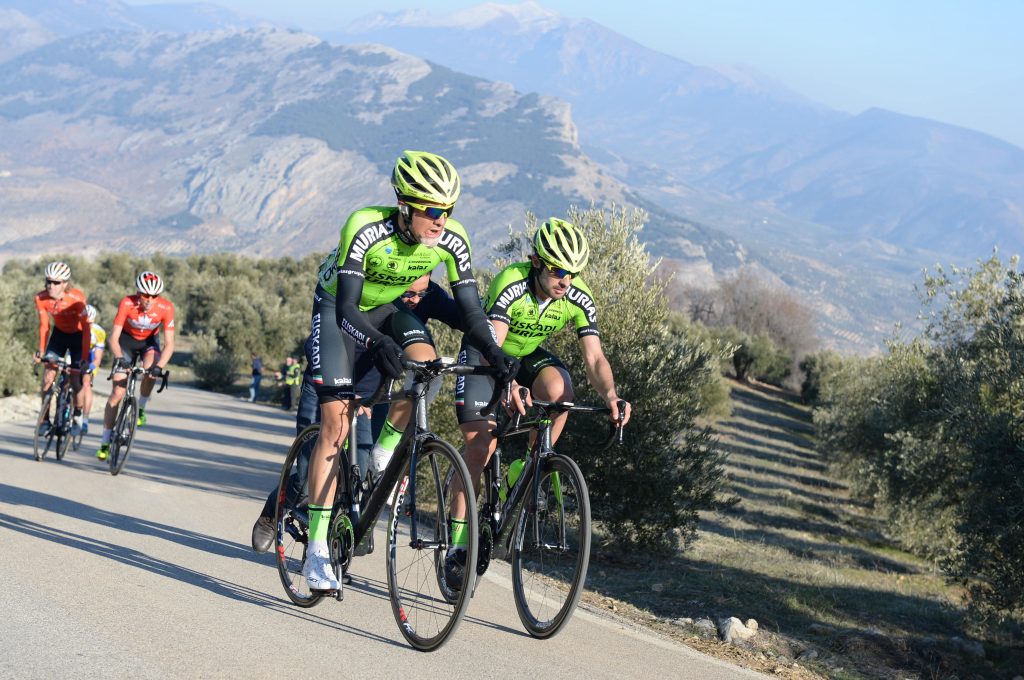 Mikel Bizkarra klimt naar winst in slotrit Aragón, eindzege Jaime Roson