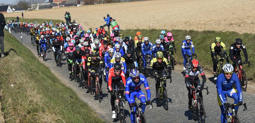 UCI boos op renners die over voetpad reden in openingsweekend