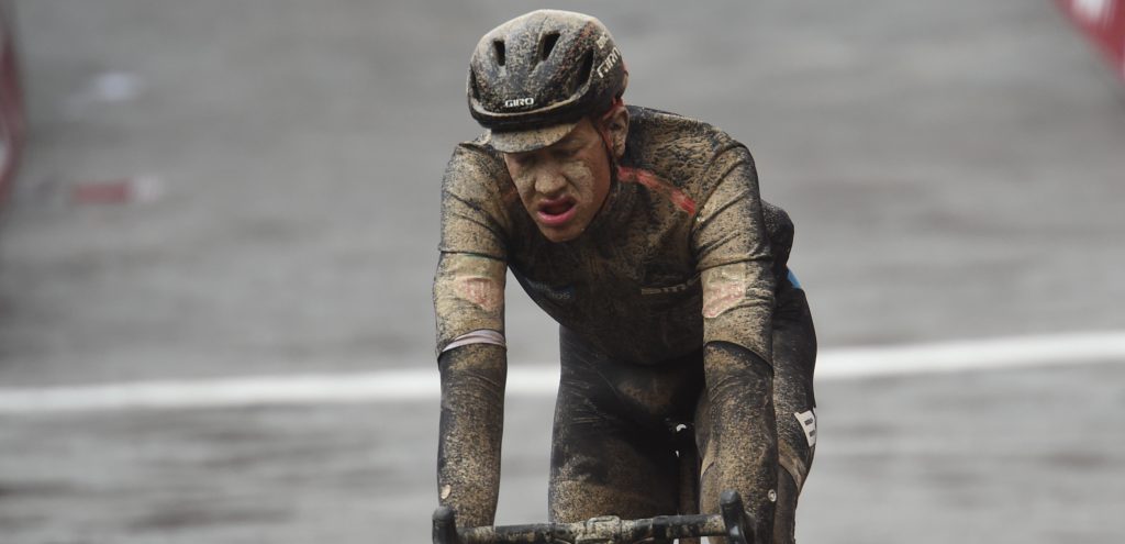 Alleen vloeibaar voedsel voor Stefan Küng na kaakbreuk in Roubaix