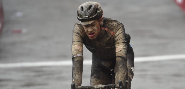 Alleen vloeibaar voedsel voor Stefan Küng na kaakbreuk in Roubaix