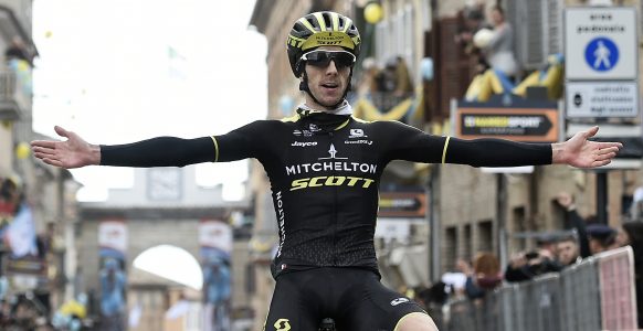 Adam Yates zegeviert op Muur van Filottrano, desastreuze dag Kelderman