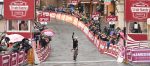 Van der Breggen soleert naar de winst in regenachtige Strade Bianche