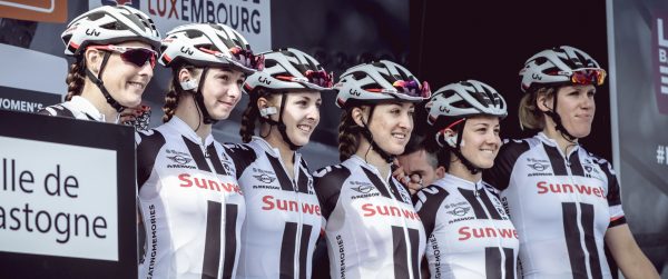 Sunweb met Lucinda Brand en Floortje Mackaij naar La Course