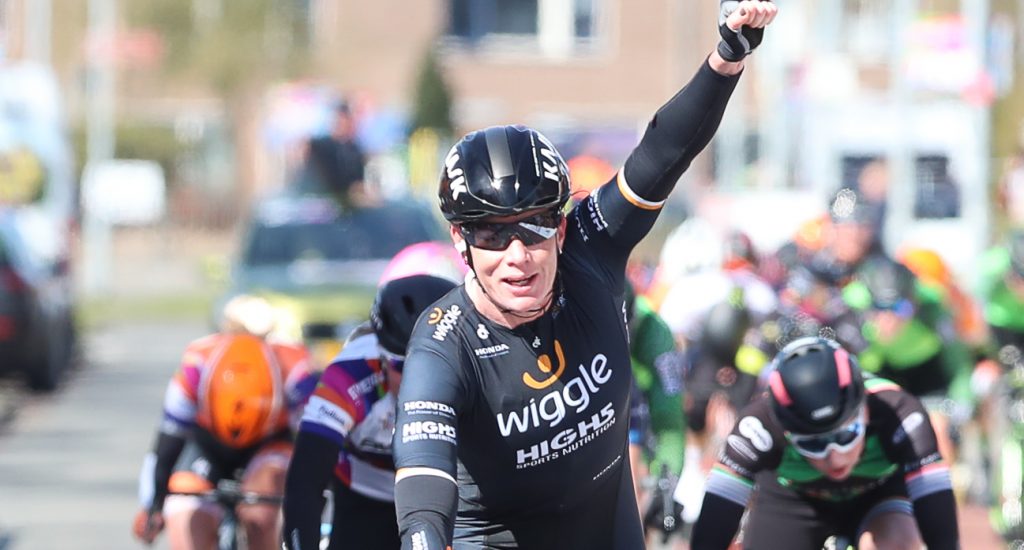 Kirsten Wild wint massasprint in Giro Rosa, roze trui Lucinda Brand