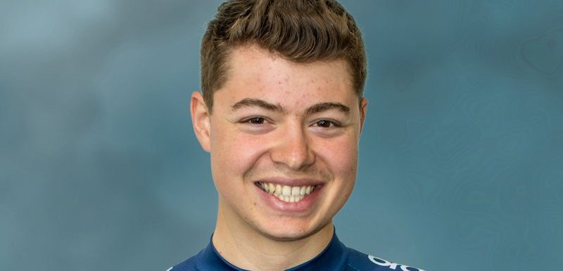 Harry Tanfield verschalkt medevluchters in openingsrit Yorkshire