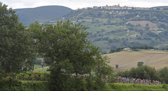 Pronskiy rijdt Inkelaar uit leiderstrui in slotrit Giro Valle d’Aosta