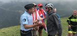 Gendarme haalt Chris Froome onderuit in afdaling naar de ploegbus