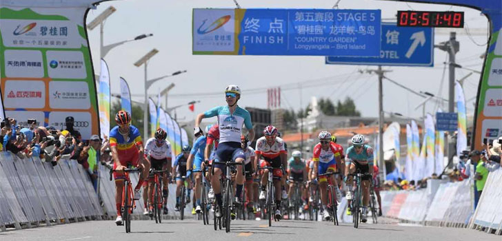 Australiër Scott zegeviert in Qinghai Lake