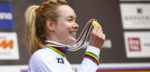 Anna van der Breggen showt haar regenboogtrui