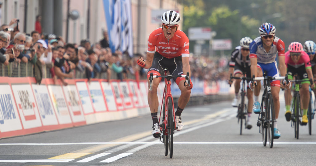 Toms Skujins sprint overtuigend naar de zege in spectaculaire Tre Valli Varesine